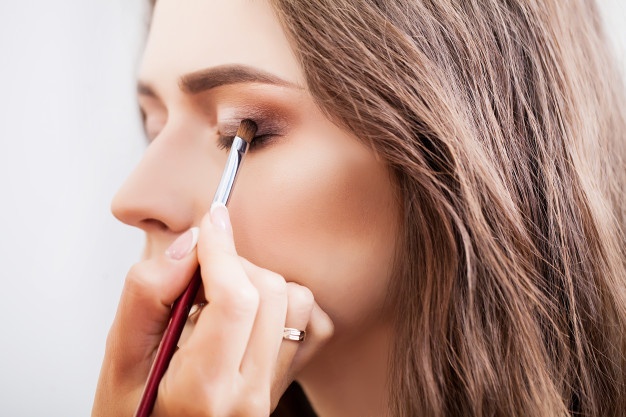 Tips para lograr que tu maquillaje con cubrebocas dure más