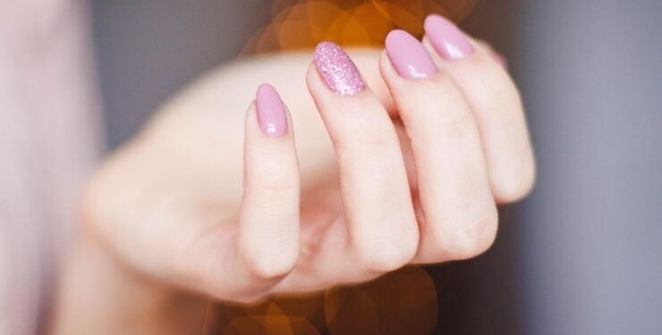 Esmalte de uñas para una entrevista de trabajo exitosa