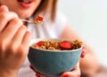 ¿Me hace daño comer cereal con leche antes de dormir?