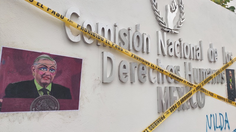 Feministas clausuran la CNDH de Michoacán para protestar por feminicidios