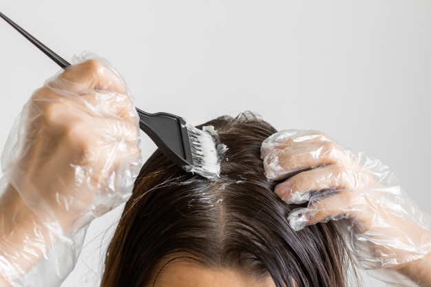 ¿Cómo decolorar el pelo desde casa sin maltratarlo?