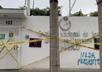 Feministas clausuran la CNDH de Michoacán para protestar por feminicidios