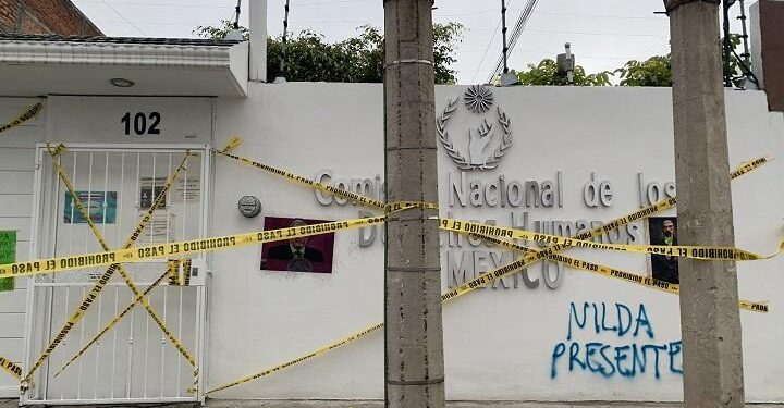 Feministas clausuran la CNDH de Michoacán para protestar por feminicidios