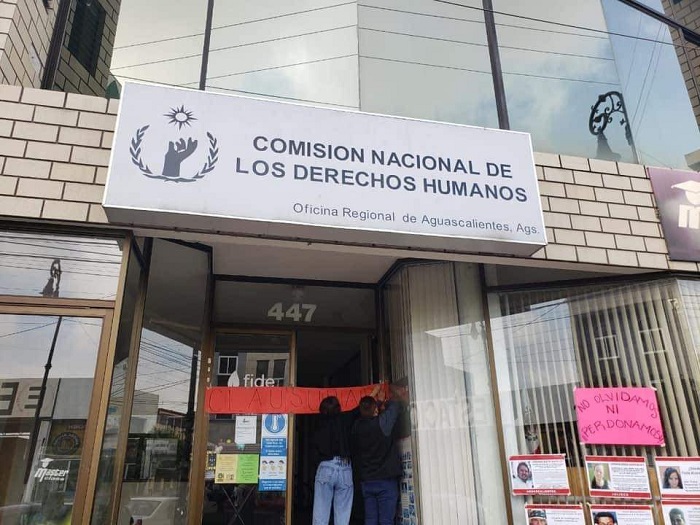 Toma de CNDH inspira protestas feministas en 25 estados de México