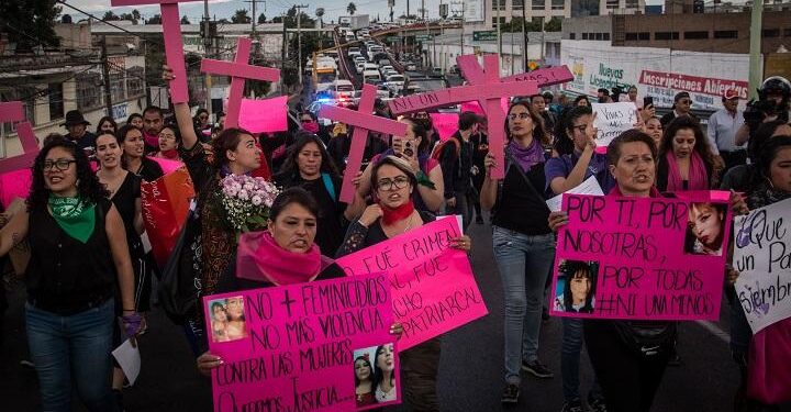 Toma de CNDH inspira protestas feministas en 25 estados de México