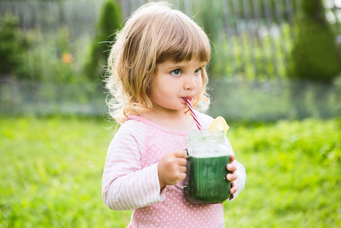 Jugos verdes para niños, la solución para que tu hijo coma más verduras