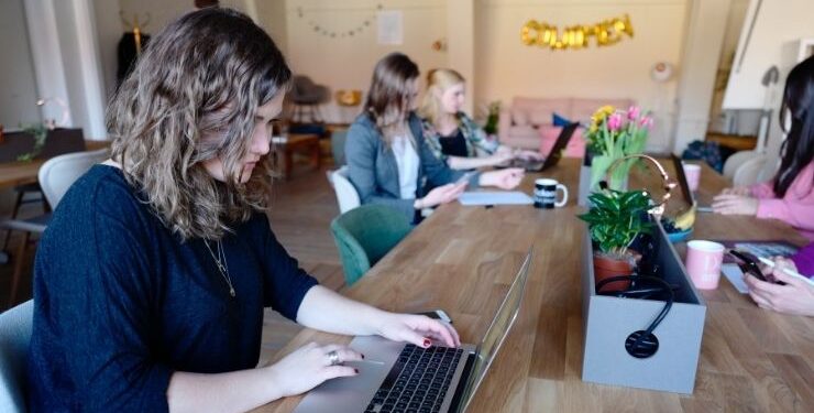 Mujeres trabajan 6 horas más que los hombres por semana