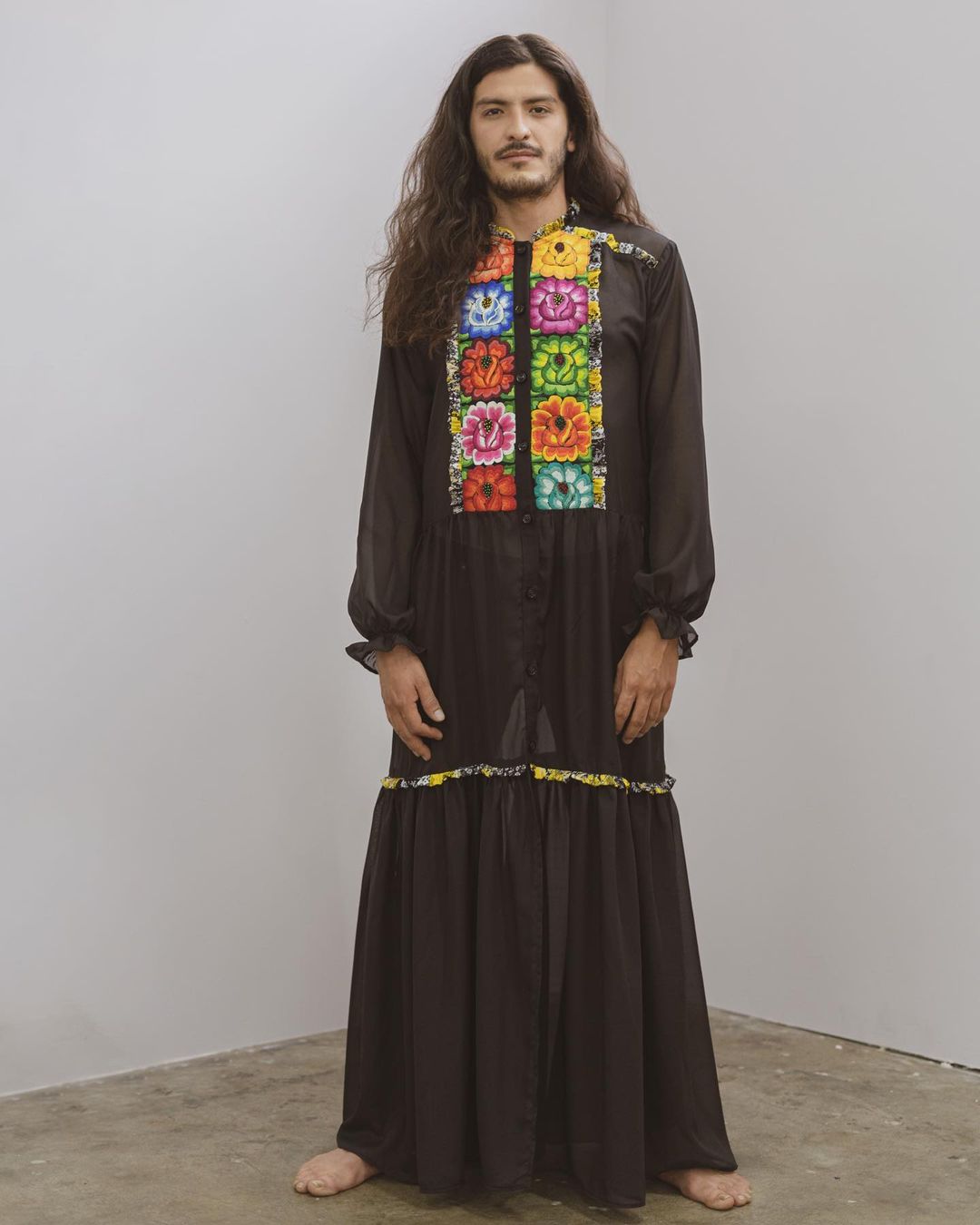 Dominga Mx rompe estereotipos y diseña maxi vestido para hombre