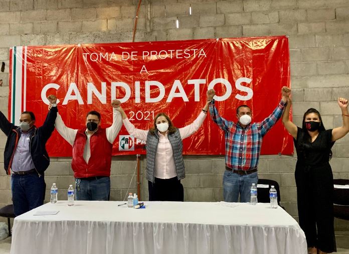 Graciela Ortiz, candidata a gobernadora de Chihuahua, se reúne con campesinos 