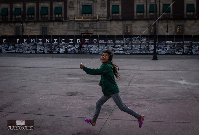 Foto viral de la niña en ‘muro de la paz’