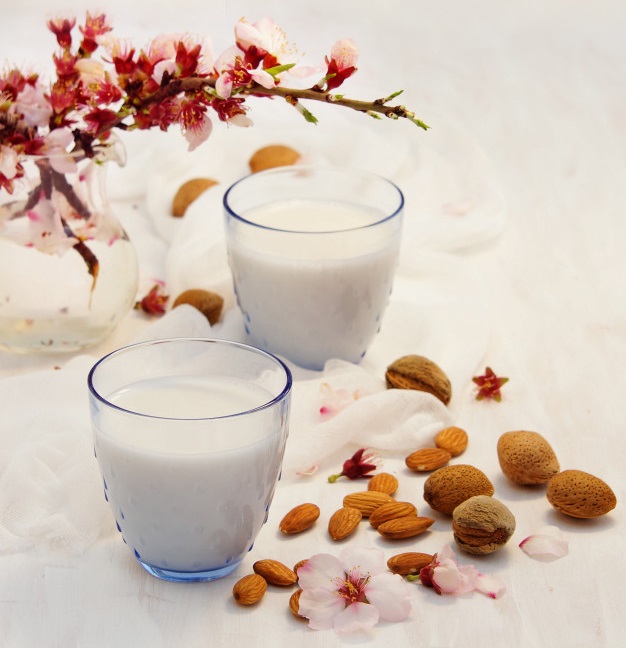 ¿Qué beneficios tiene tomar leche de almendra?