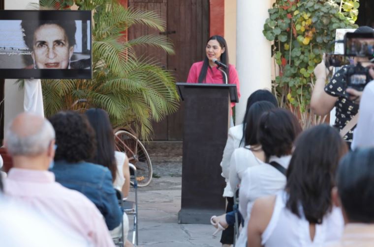 Indira Vizcaíno honra la memoria de la escritora Griselda Álvarez 