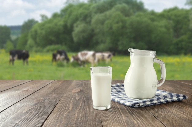 ¿Qué es mejor la leche de vaca o de almendras?