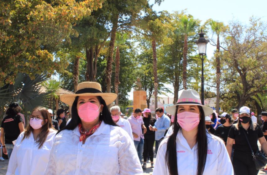 Rosa Elena Millán promete créditos a la palabra a jefas de familia en Sinaloa