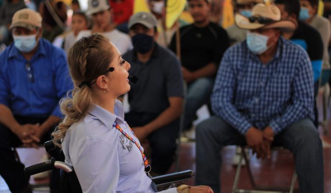 Claudia Anaya, candidata a gobernadora de Zacatecas, promete rehabilitar caminos