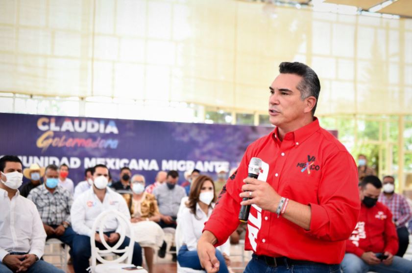 Claudia Anaya, candidata al gobierno de Zacatecas, firma compromiso con migrantes