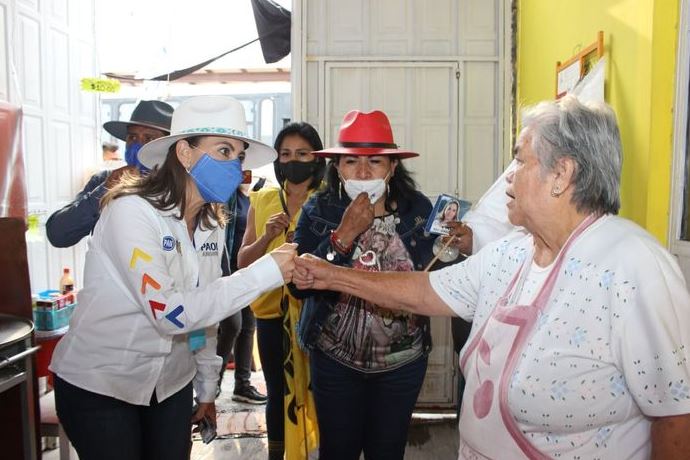 Paola Angon visita el Barrio de Santiago Mixquitla