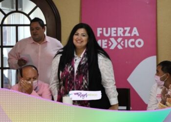 Rosa Elena Millán, candidata a gobernadora, felicita a mamás en Sinaloa