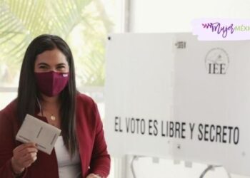 Indira Vizcaíno vota acompañada de su familia en Colima