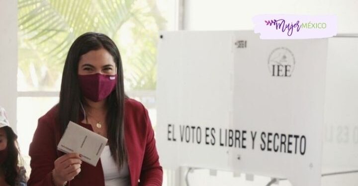 Indira Vizcaíno vota acompañada de su familia en Colima