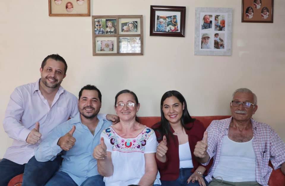 Indira Vizcaíno vota acompañada de su familia en Colima 