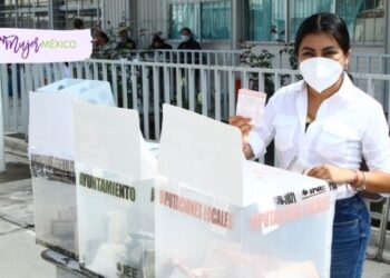 Nora Merino acude a vota en compañía de su familia en Puebla