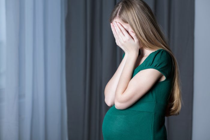 ¿Qué significa soñar con una embarazada llorando?