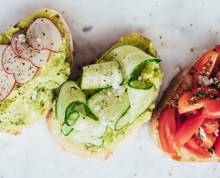 Aguacates con ensalada de surimi