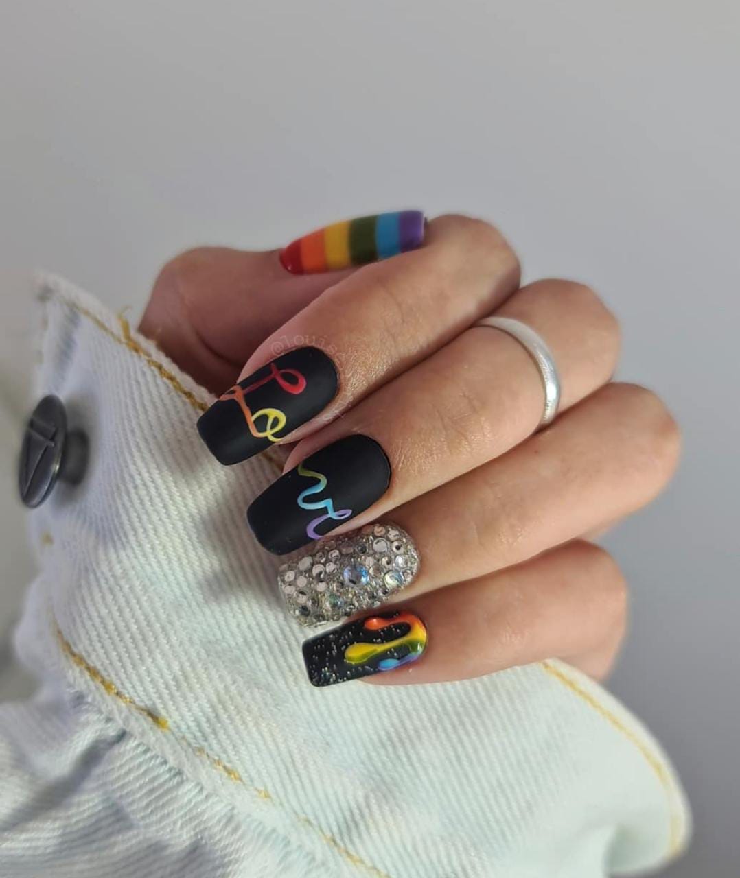 Diseños de uñas de amor LGBT+