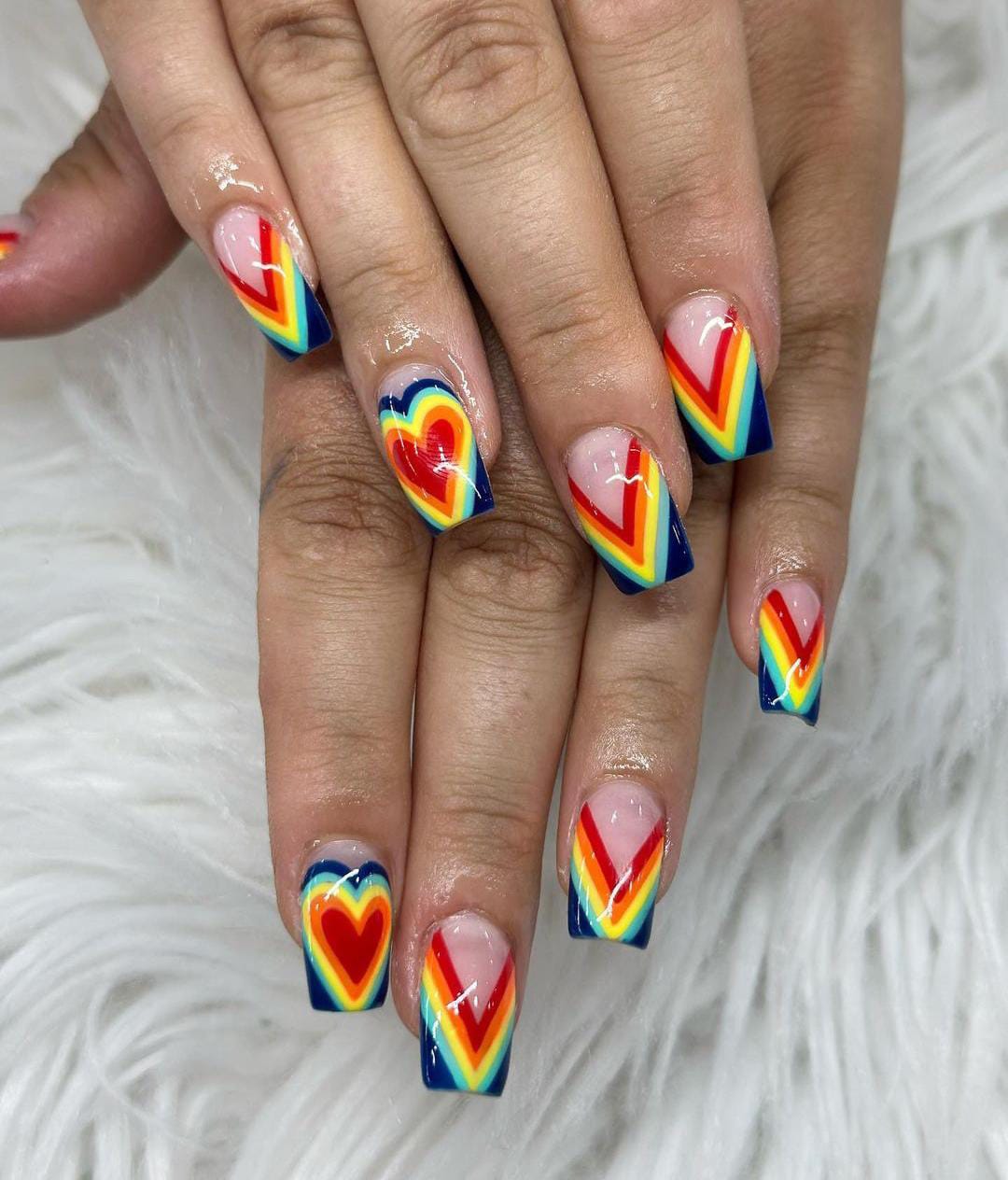 Diseños de uñas de banderas LGBT+ en forma de corazón