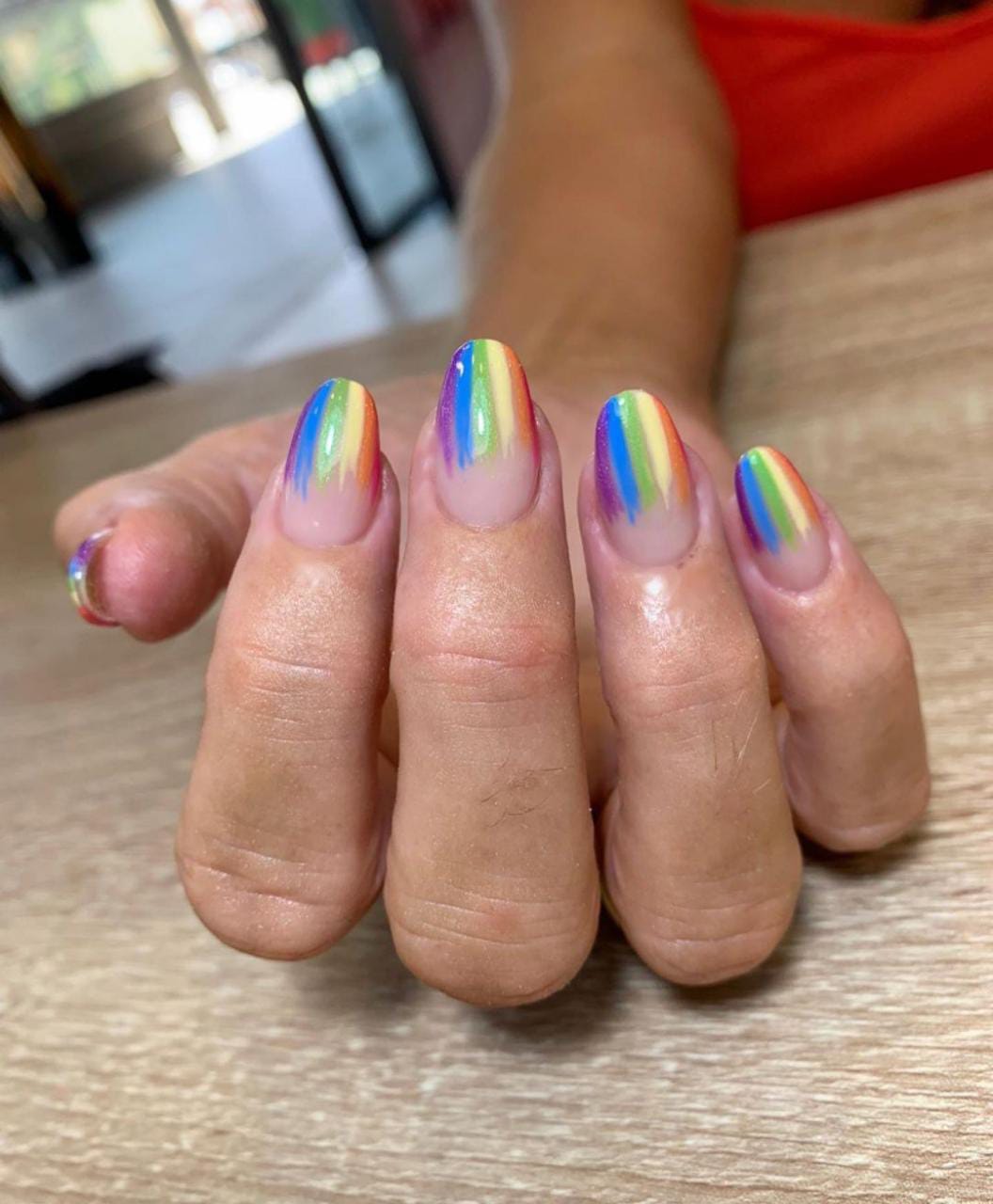 Diseños de uñas casacada LGBT+