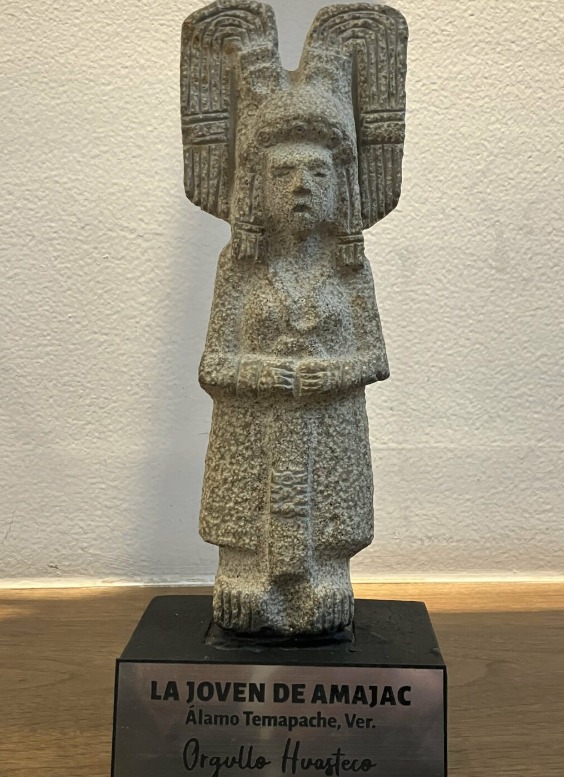  La Joven Amajac estatua