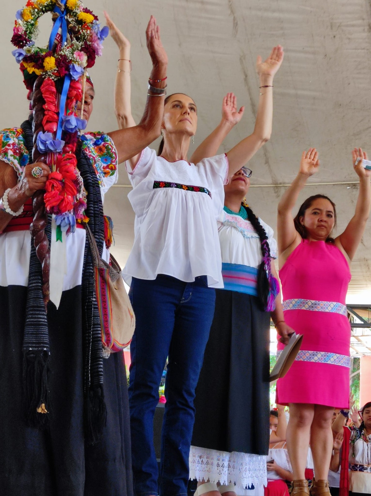 Sheinbaum es recibida por mujeres indígenas 