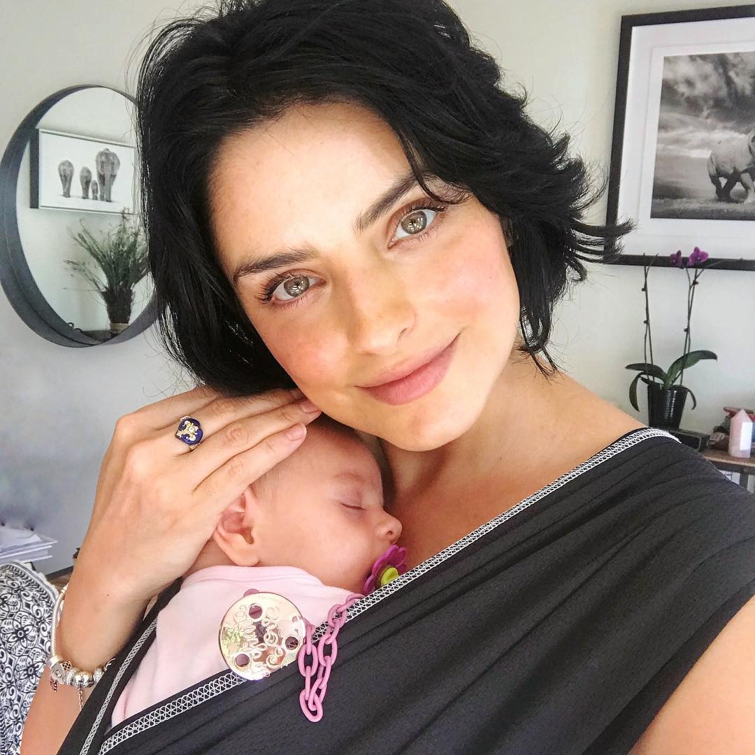 Aislinn Derbez como mamá 