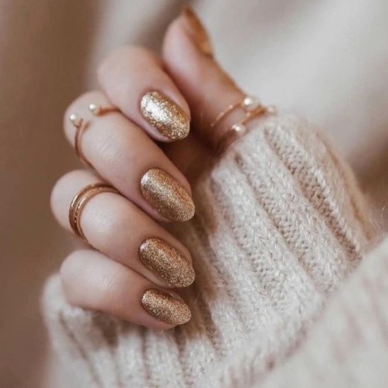 Uñas para otoño en oro lujoso