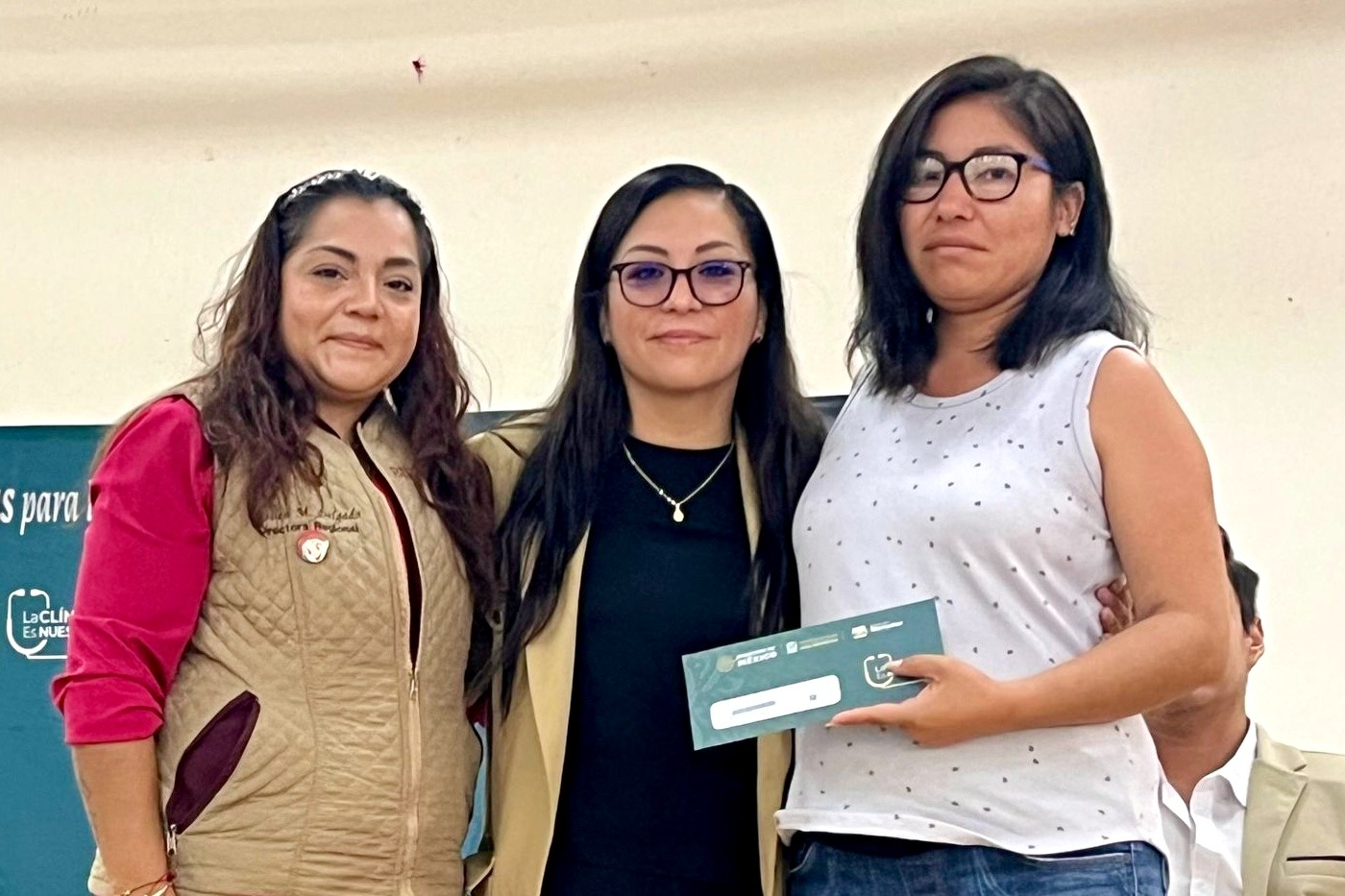 Delfina Gómez entrega Tarjetas Salud y Bienestar en Edomex