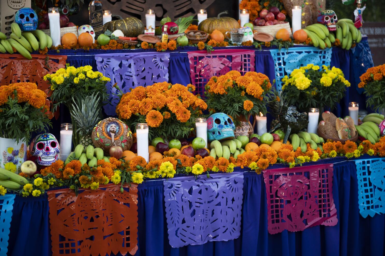 Adornos de Día de Muertos hechos con papel crepé