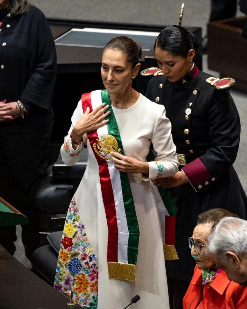 Sheinbaum con la banda presidencial