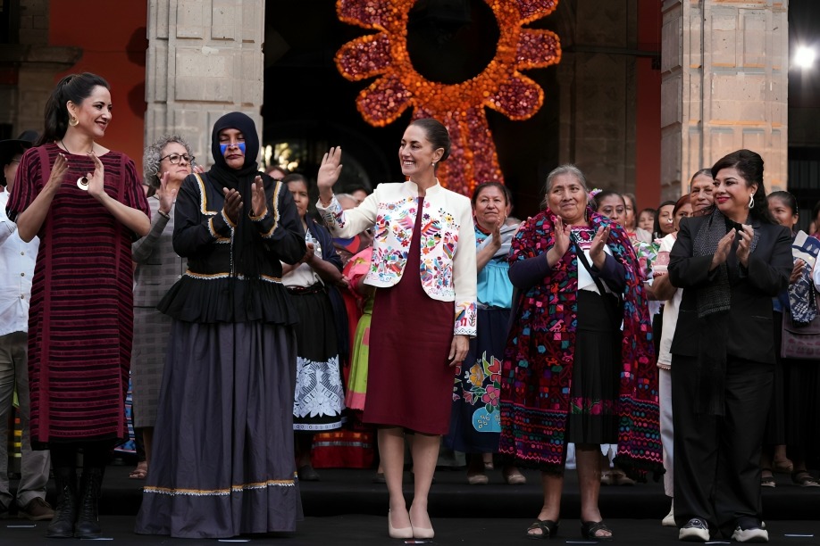 Sheinbaum refrensa compromiso con muejres artesanas indígenas