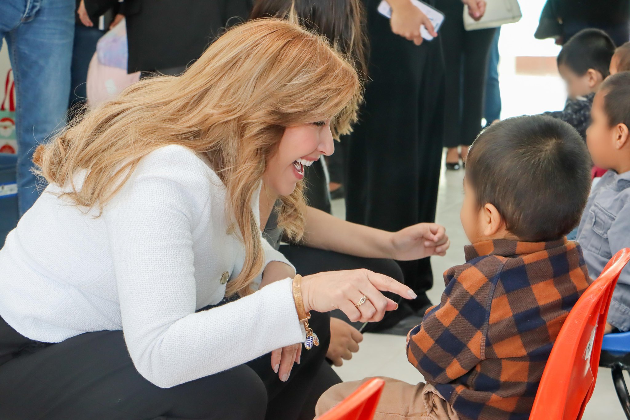 Ceci Arellano visita casa de la niñez 