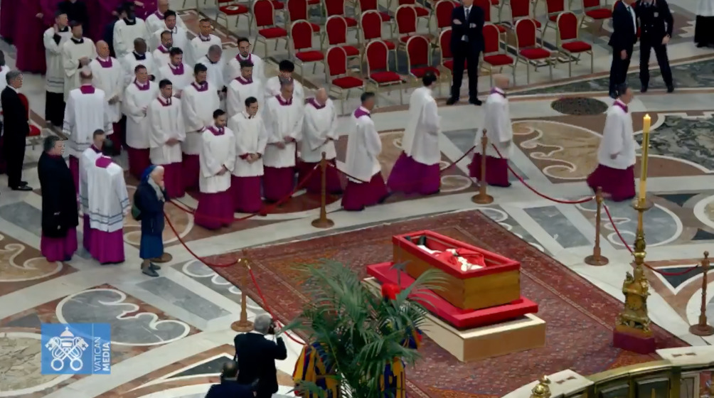 Monja rompe protocolo durante funeral del papa Francisco