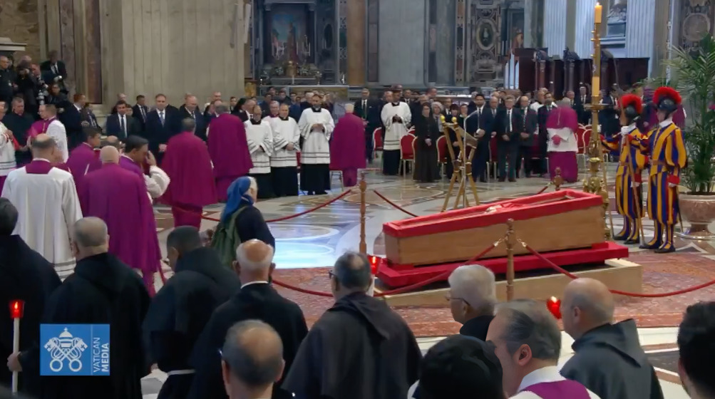 Monja rompe protocolo durante funeral del papa Francisco