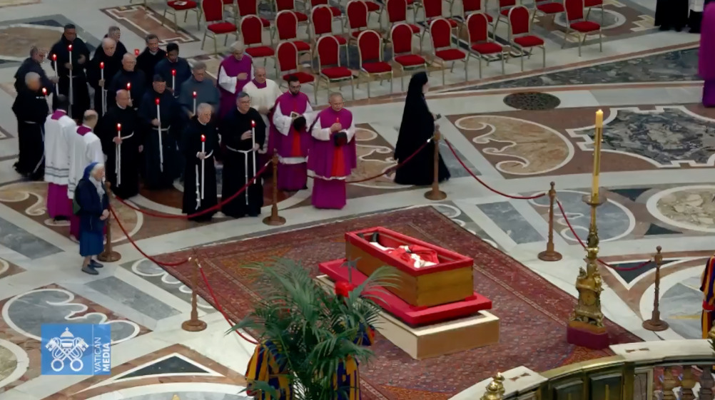 Monja rompe protocolo durante funeral del papa Francisco