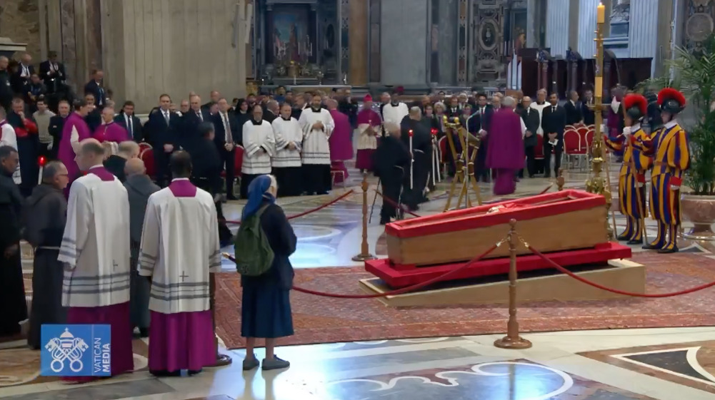 Quién es la monja que lloró ante féretro del papa Francisco