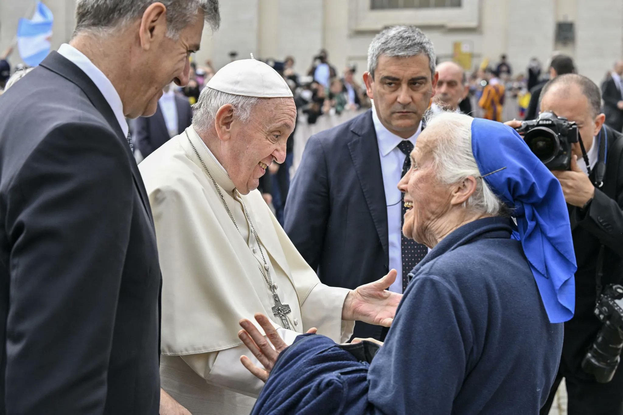 Quién es la monja que lloró ante féretro del papa Francisco