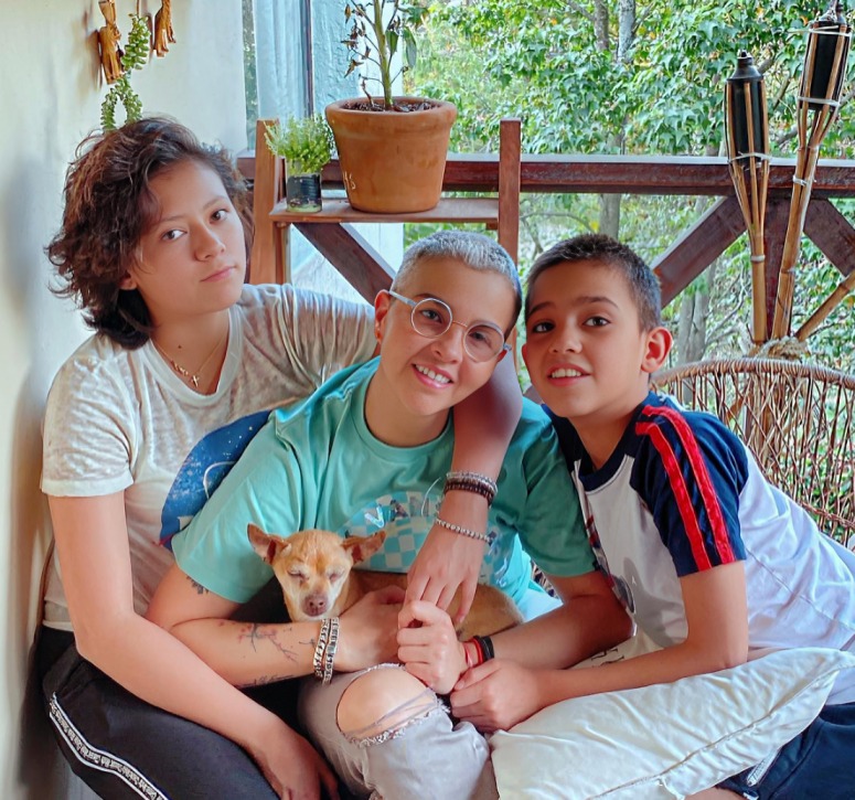 Federica Quijano y sus hijos, adopción