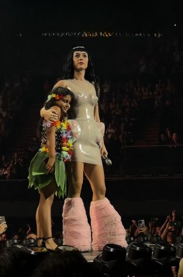 Katy Perry ayuda aniña a decir que es mexicana