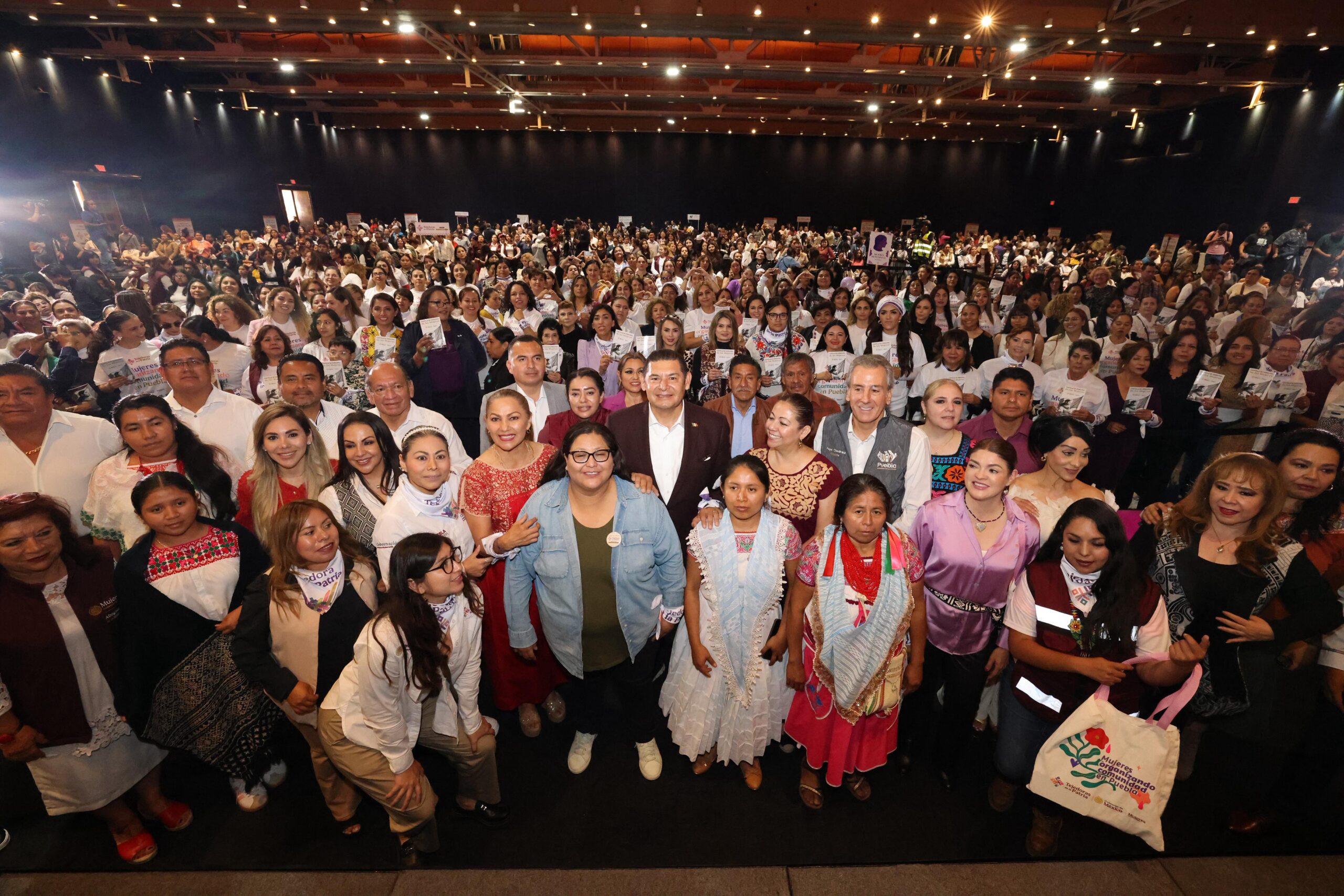 Puebla crea Red de mujeres tejedoras de la patria: Armenta