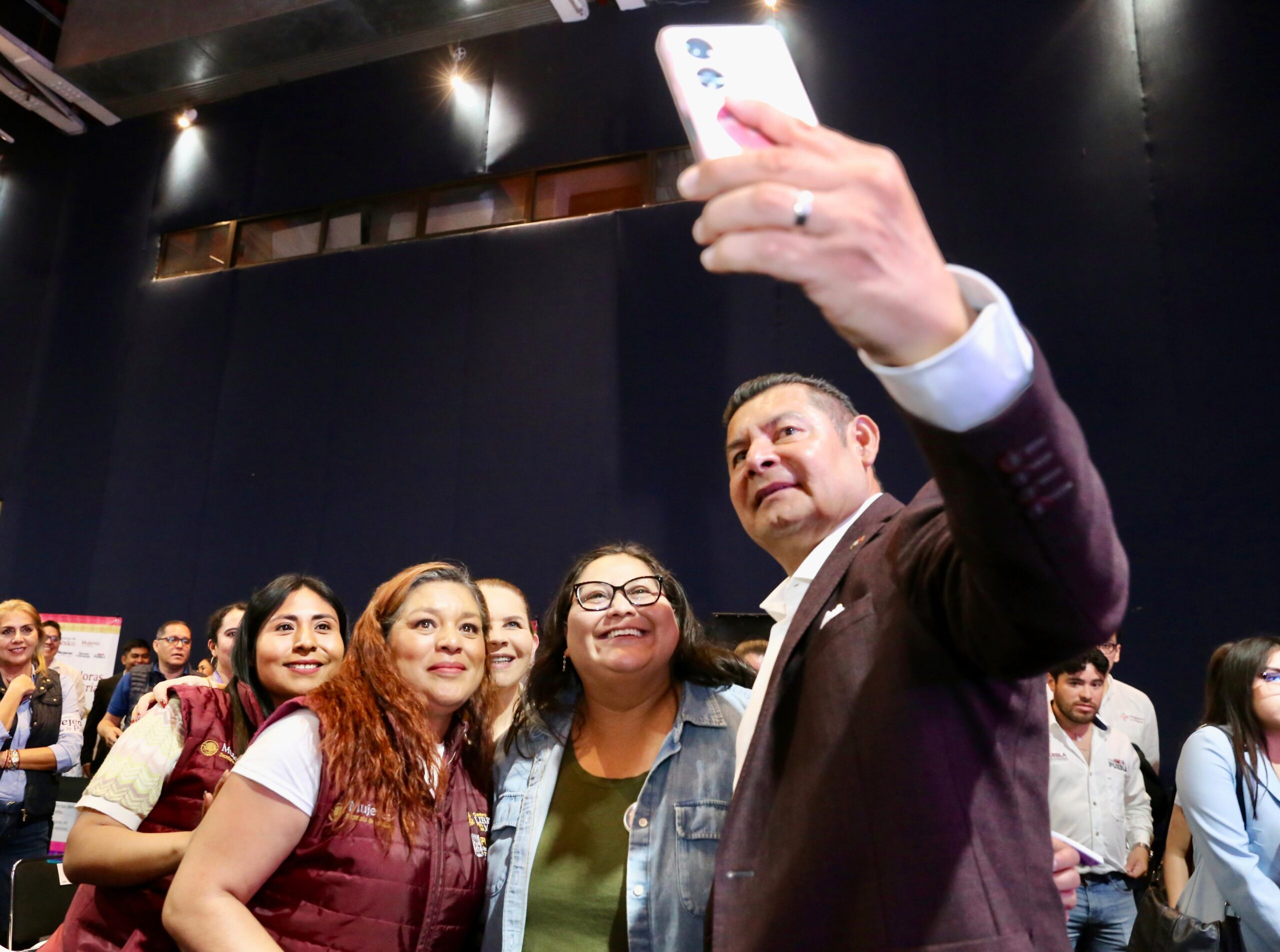 Puebla crea Red de mujeres tejedoras de la patria: Armenta
