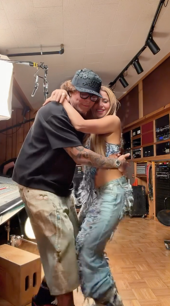 Shakira baila con Beéle y la tunden en redes